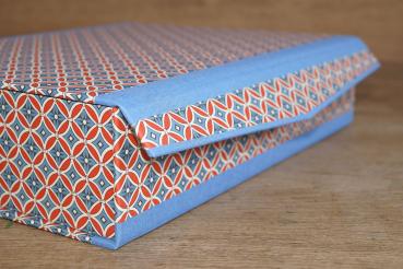 Box with graphic pattern Linen edges Magnetic closure